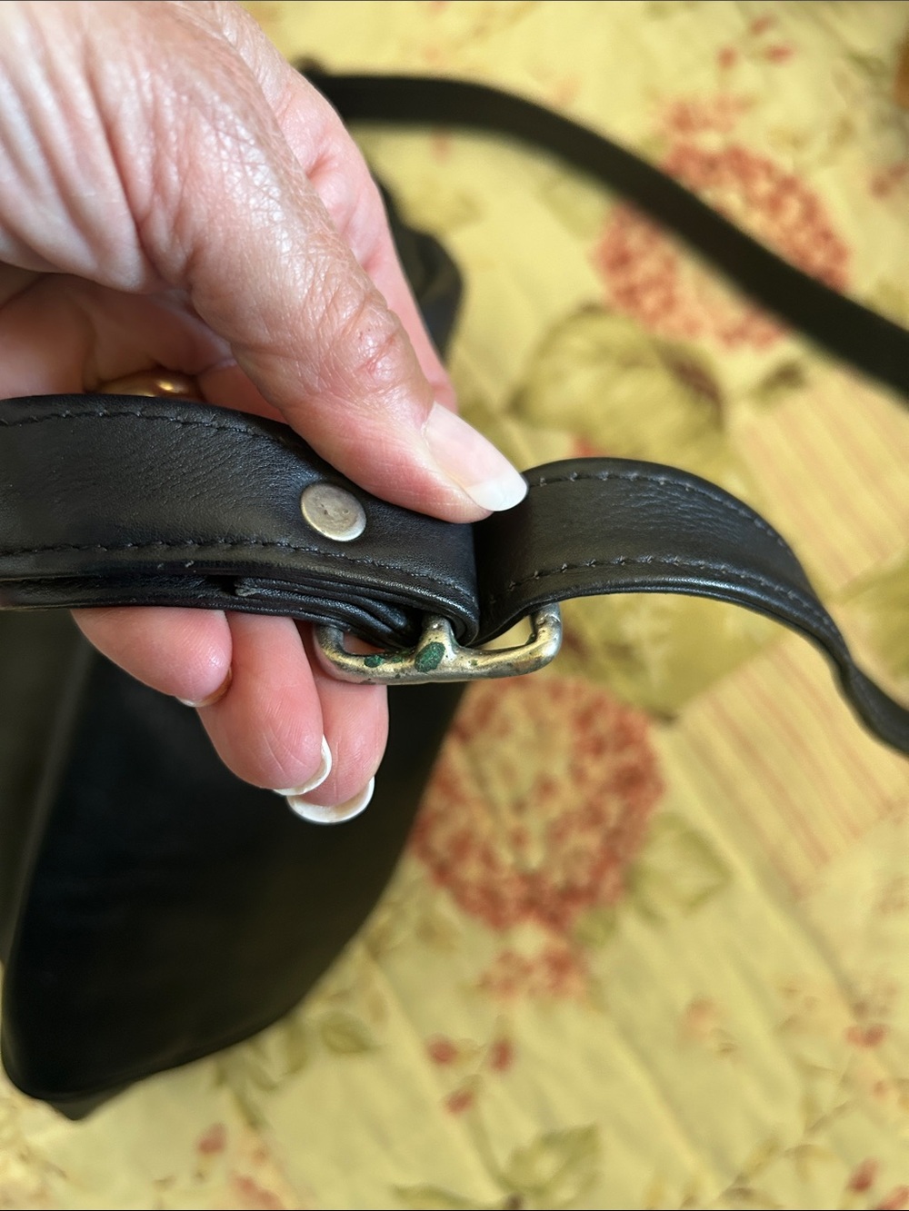 Wilsons Leather Black Pebbled Leather Crossbody Bag has tarnish on buckle - Picture 14 of 14